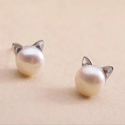 Oorbellen met knoop in sterling zilver met katvormige parel